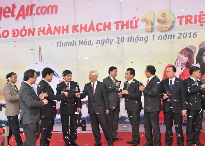 Các lãnh đạo Vietjet và khách mời tham dự nâng ly chúc mừng sự kiện Vietjet đón hành khách thứ 19 triệu của hãng.