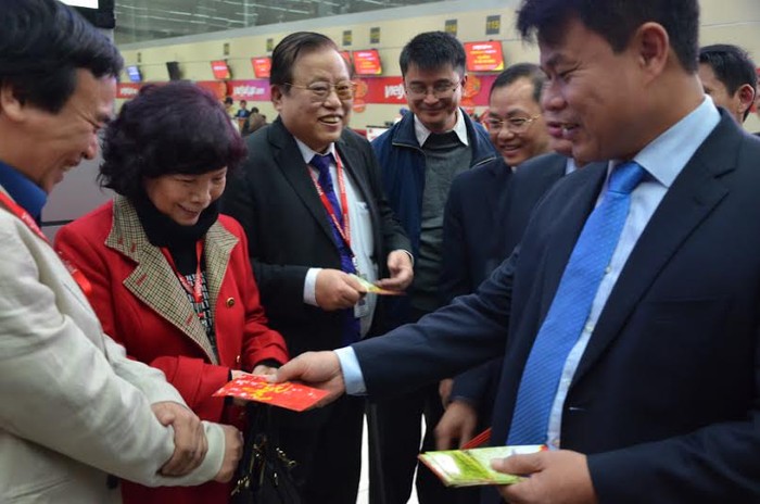 Các lãnh đạo Bộ Giao thông Vận tải đã đến thăm và chúc Tết lãnh đạo và nhân viên Vietjet tại sân bay quốc tế Nội Bài.
