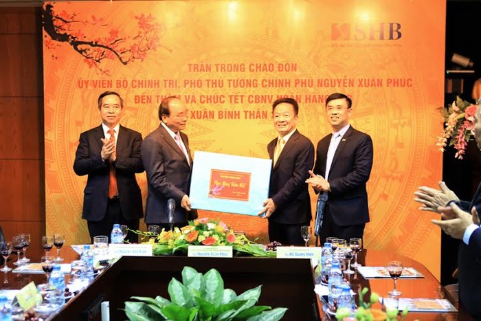 Ủy viên Bộ Chính trị, Phó Thủ tướng Nguyễn Xuân Phúc tặng quà cho Ngân hàng SHB.