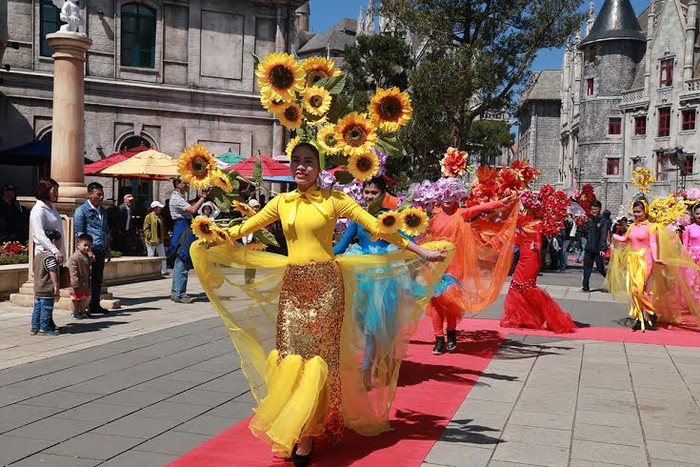 Hòa trong nền âm nhạc sôi động ấy, carnival Lễ hội các loài hoa do các nghệ sĩ Việt Nam trình diễn sẽ khiến người xem mãn nhãn với bộ sưu tập trang phục hoa đầy sức xuân.