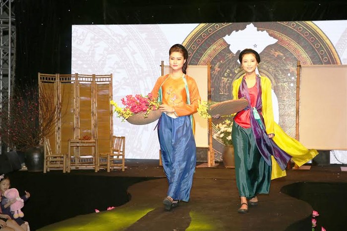Buổi diễn cũng giới thiệu vẻ đẹp nữ phục Việt cổ truyền là những chiếc áo tứ thân duyên dáng, mềm mại –một trang phục phổ biến của phụ nữ Viêt trước thế kỷ 19.