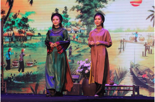 Từ áo dài truyền thống kín đáo tôn lên dáng vẻ thướt tha, mềm mại của phụ nữ Việt.