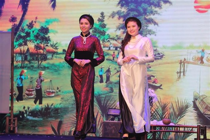 Vẻ đằm thắm, đoan trang của người phụ nữ Việt Nam được tái hiện chân thực qua trang phục áo dài cổ truyền vạt dài.