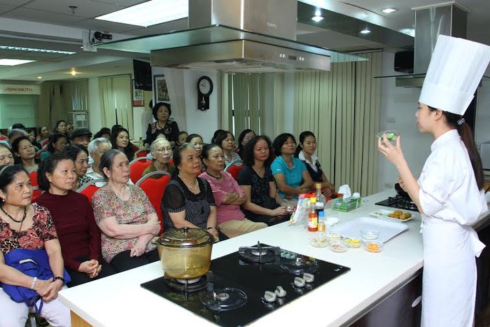 Khách tham quan giao lưu cùng đầu bếp trong tour tham quan nhà máy Ajinomoto Việt Nam.