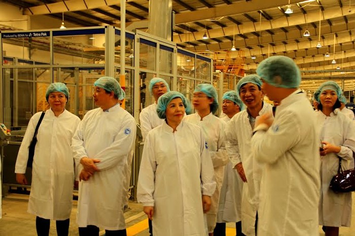 Vinamilk đã vinh dự được đón tiếp đoàn gồm 73 tham tán thương mại, công sứ Việt Nam tại các nước đến thăm siêu nhà máy sữa Việt Nam của Vinamilk tại Bình Dương