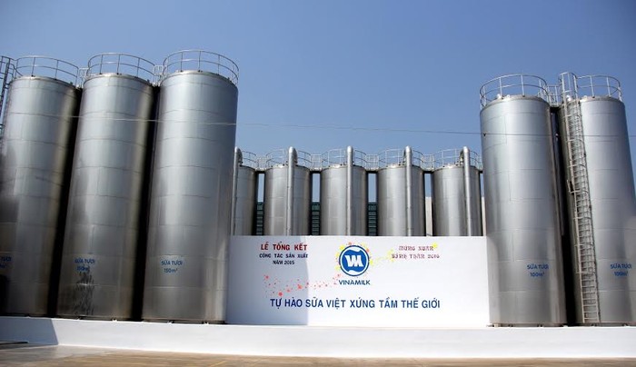 Sữa tươi sau khi được kiểm tra chất lượng và qua thiết bị đo lường, lọc sẽ được nhập vào hệ thống bồn chứa sữa lạnh hiện đại tại Nhà máy Vinamilk.