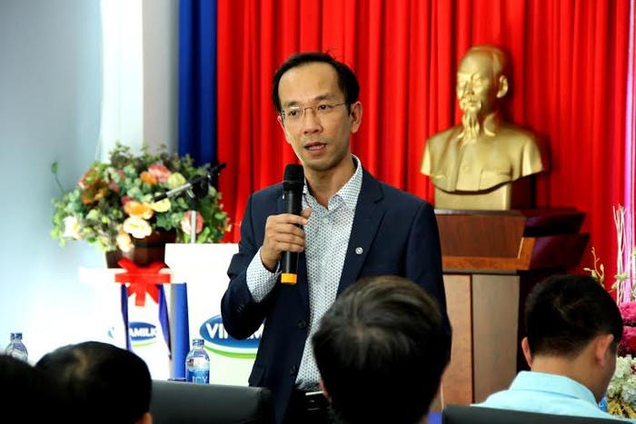 Ông Mai Hoài Anh – Giám đốc Điều hành Hoạt động Vinamilk chia sẻ và giải đáp các thông tin với đoàn tham tán thương mại, công sứ Việt Nam tại các nước đến tham quan Nhà máy của Vinamilk.