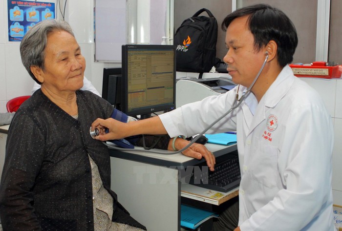 Người dân khám chữa bệnh tại Bệnh viện quận Thủ Đức, Thành phố Hồ Chí Minh. (Ảnh: Phương Vy/TTXVN)