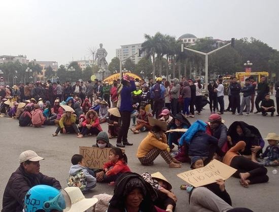 Người dân tập trung trước tượng đài Lê Lợi gây cản trở giao thông, làm mất mỹ quan đô thị