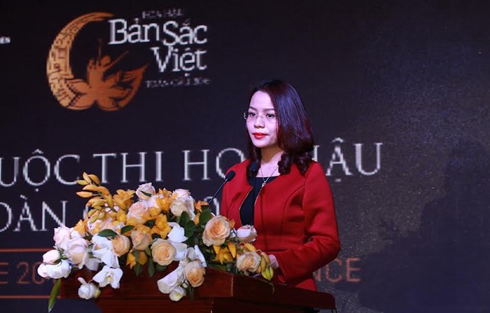 Bà Hương Trần Kiều Dung – Tổng Giám đốc Tập đoàn FLC phát biểu khai mạc buổi họp báo.