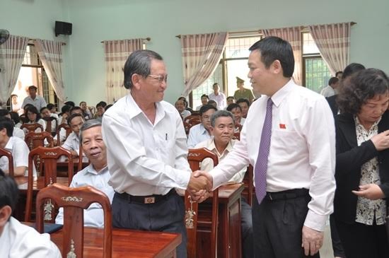 Ủy viên Bộ Chính trị Vương Đình Huệ trò chuyện thân mật vứoi cử tri thị trấn Phú Phong, huyện Tây Sơn, tỉnh Bình Định