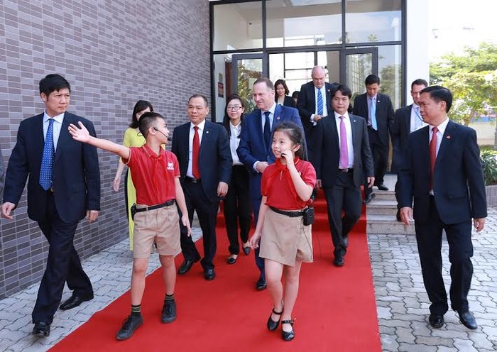 Học sinh Tiểu học Vinschool tự tin nói tiếng Anh, chủ động hướng dẫn Thủ tướng New Zealand tới thăm trường.