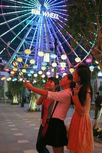 Các cô gái trẻ cùng nhau ghi lại những khoảnh khắc rực rỡ của mình tại khu công viên vui chơi hiện đại nhất Việt Nam. Dưới vòng quay Sun Wheel lấp lánh muôn sắc màu, họ cũng tỏa sáng theo cách rất riêng.