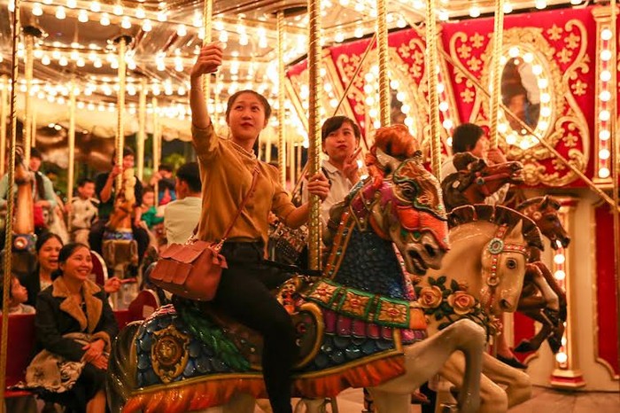 Asia Park cũng cuốn hút những cô nàng mơ mộng mong muốn du hành cùng người yêu thương trên những vòng quay ngựa gỗ lung linh, huyền ảo Festival Carousel.