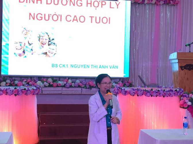 Bác sĩ Nguyễn Thị Ánh Vân trả lời câu hỏi của người tham dự.
