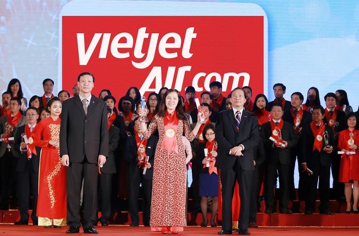 Bà Nguyễn Thị Thúy Bình, Phó Tổng giám đốc Vietjet nhận giải thưởng “Thương hiệu mạnh Việt Nam”.