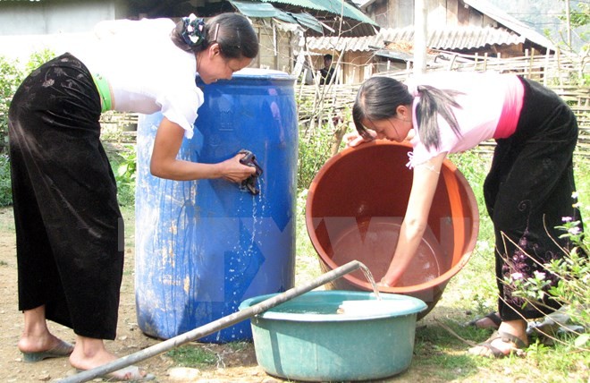 Người dân Lai Châu lau rửa lu, vại chứa nước để diệt bọ gậy, phòng chống muỗi lây truyền dịch bệnh do virus Zika. (Ảnh: TTXVN/Vietnam+).