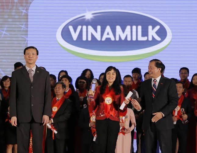 Bà Nguyễn Minh Tâm, Giám đốc Chi nhánh Vinamilk tại Hà Nội đại diện công ty nhận giải thưởng Thương hiệu mạnh Việt Nam.