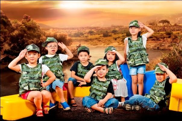 Các bạn nhỏ sẽ vào vai các chiến sĩ giải phóng quân, cùng đồng đội của mình thi đua vượt qua thử thách khi tham gia cuộc thi “Rung Chuông Vàng tại KizCiti, Vincom Mega Mall Royal City.