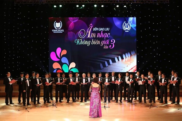 Dàn hợp xướng Hanoi Korean Male Choir (Hàn Quốc) đã trình diễn nhiều tác phẩm nổi tiếng trong đêm nhạc. Vượt qua mọi khoảng cách, không gian, tuổi tác, ngôn ngữ, m nhạc thực sự gắn kết mọi người trong đêm nhạc đầy cảm xúc m nhạc không biên giới.