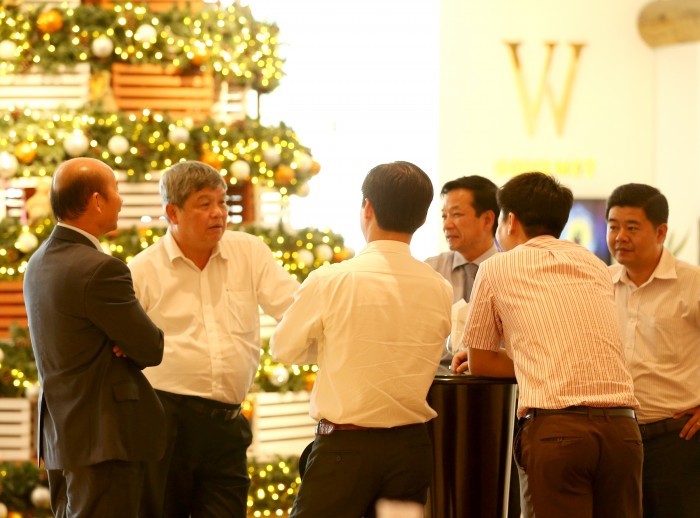 Ông Nguyễn Phước Thanh (thứ 2 từ trái qua), Phó Thống đốc NHNN trao đổi với các đại biểu tham dự ĐHCĐ bất thường Eximbank ngày 15/12/2015. Ông Phước Thanh cũng là người tham dự phiên họp Hội đồng quản trị Eximbank nhiệm kỳ 2015-2020 lần đầu tiên.