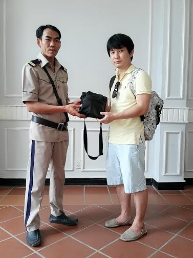 Anh Seongil Yang vô cùng bất ngờ và vui mừng khi nhận lại tài sản, giấy tờ thất lạc.
