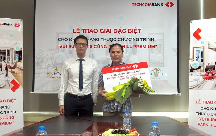 Đại diện Techcombank trao tặng giải thưởng đặc biệt cho ông Nguyễn Đức Hùng – khách hàng may mắn nhất chương trình “Vui Euro 2016 cùng Park Hill Premium”.