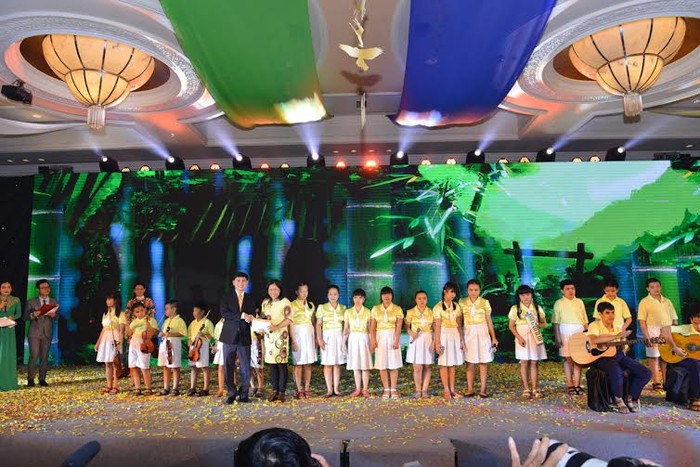 Đại diện VASS TGĐ Đặng Diệp Đại Khoa tặng 30 suất học bỗng đến học sinh trường PTĐB Nguyễn Đình Chiểu.