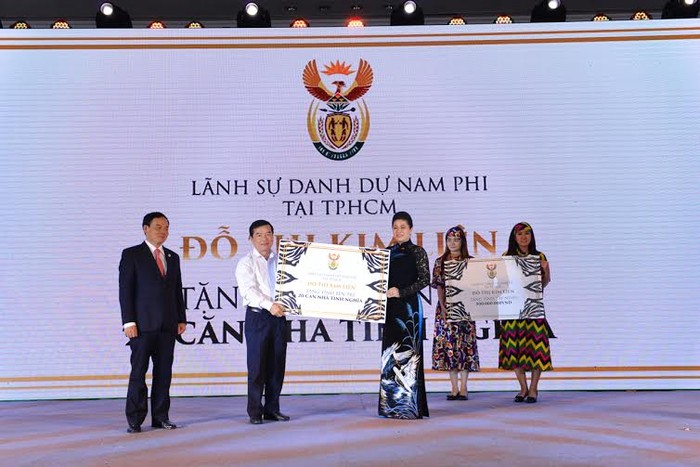 Lãnh Sự Nam Phi Đỗ Thị Kim Liên trao tặng 20 căn nhà tình nghĩa đến tinh Bến Tre va tặng 500 triệu đồng vào Quỹ vì người nghèo tại Tây Ninh.