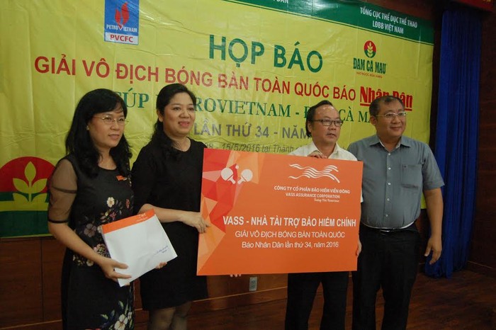 Chủ tịch Hội đồng quản trị Bảo hiểm Viễn Đông (VASS) - bà Đỗ Thị Minh Đức trao tài trợ bảo hiểm tượng trưng cho BTC Giải Vô địch Bóng bàn Toàn Quốc báo Nhân dân lần thứ 34.