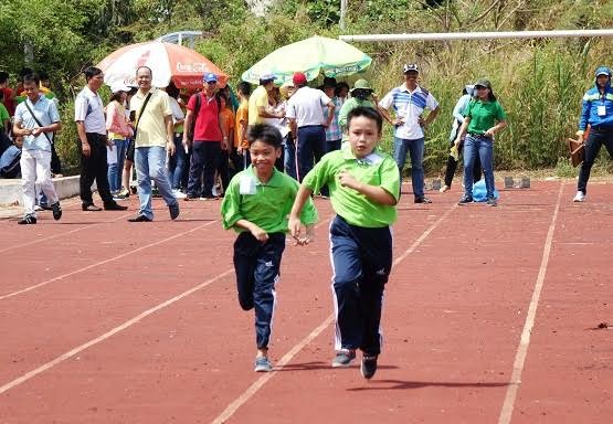 Học sinh thi đấu môn điền kinh (chạy 60m) tại ngày hội.