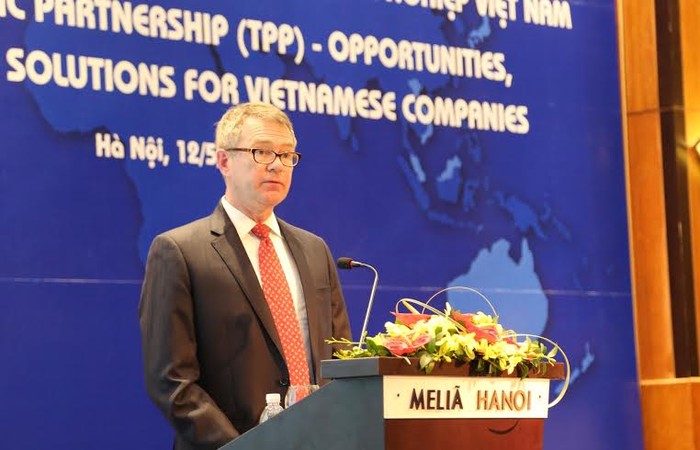Ông John Hill – Tham tán kinh tế Đại sứ quán Hoa Kỳ tại Việt Nam thuyết trình về “Lợi thế cạnh tranh và cơ hội của các doanh nghiệp Việt Nam khi TPP có hiệu lực”.