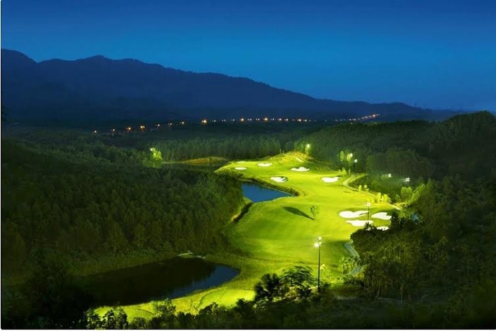 Tại Bà Nà Hills Golf Club, các golf thủ có thể mở màn hay kết thúc trận đấu bất kỳ lúc nào, dù là ban ngày hay trong đêm nhờ hệ thống ánh sáng được thiết kế theo chuẩn quốc tế.