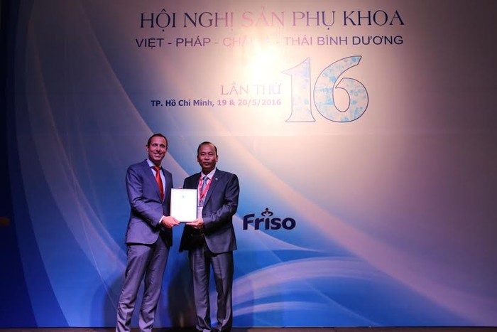 Giám đốc Bệnh viện Từ Dũ trao kỷ niệm chương cho nhà tài trợ chính Frisso.