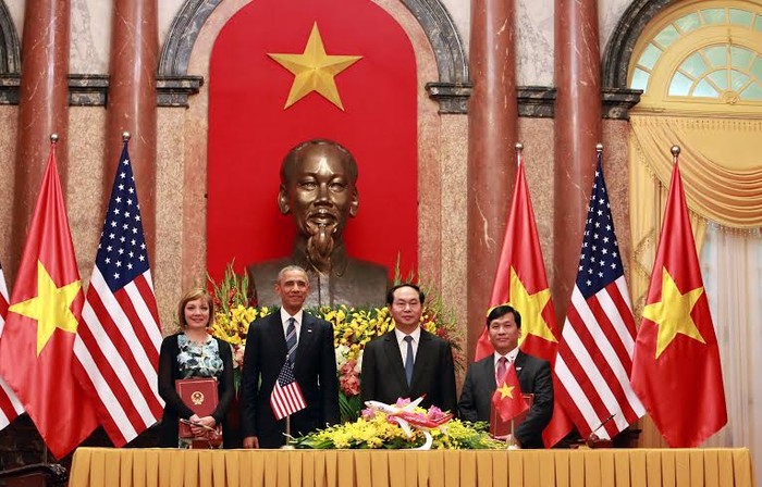 Đại diện Vietjet và Pratt &amp; Whitney chụp ảnh lưu niệm cùng Chủ tịch nước Trần Đại Quang và Tổng thống Barack Obama.