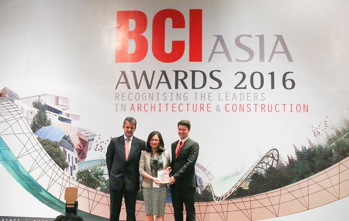 Đại điện Tập đoàn BRG nhận giải thưởng tại Lễ trao giải BCI Asia Awards năm 2016