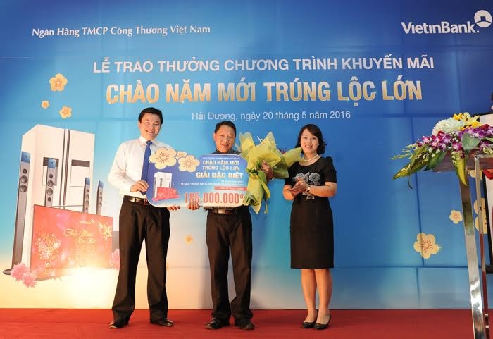 Giám đốc VietinBank KCN Hải Dương Đoàn Mạnh Vinh trao giải Đặc biệt cho khách hàng Nguyễn Công Phú.