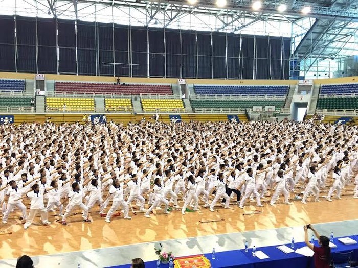 2.720 vận động viên cao tuổi và trung niên cùng đồng diễn bài thể dục dưỡng sinh xác lập kỷ lục Việt Nam.