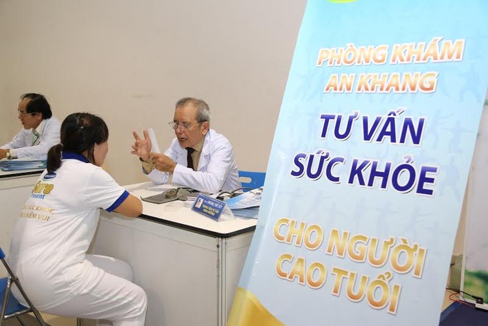 Các Bác sĩ chuyên khoa Phòng Khám An Khang tư vấn chăm sóc sức khỏe cho người cao tuổi tham gia chương trình.
