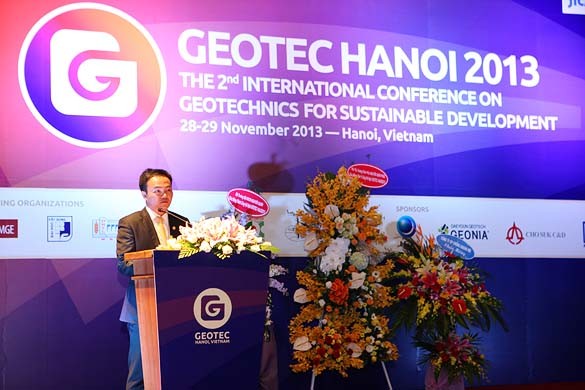 Ông Phạm Việt Khoa, Chủ tịch HĐQT, Tổng giám đốc FECON, Trưởng Ban Tổ chức phát biểu khai mạc Hội nghị GEOTEC HANOI 2013. Ảnh: Báo Đầu tư.