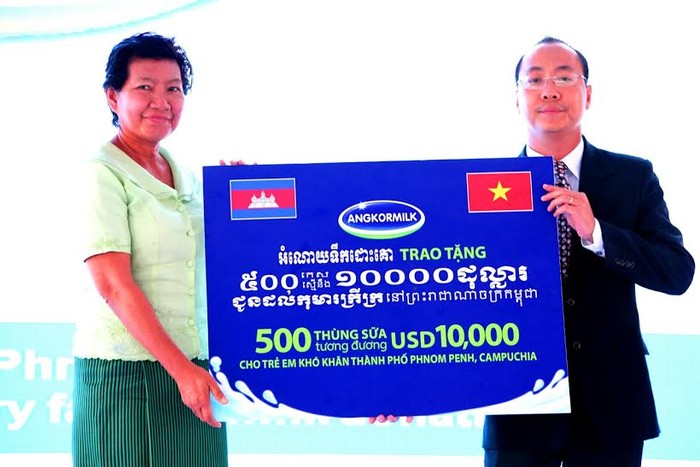 Tại chương trình, ông Đoàn Quốc Khánh – Tổng Giám đốc Nhà máy Sữa Angkor đại diện Nhà máy đã gửi đến cho trẻ em nghèo của Phnom Penh 500 thùng sữa nước trị giá tương đương 10.000 USD để góp phần cải thiện tình trạng dinh dưỡng cho trẻ em Campuchia.