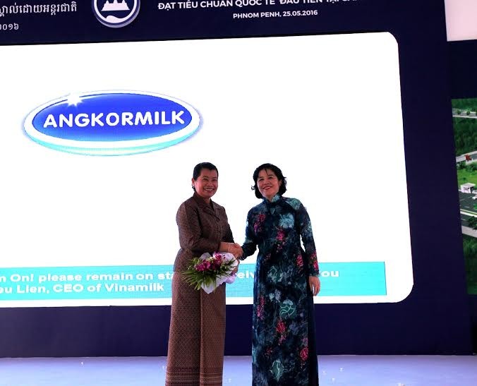 Bà Mai Kiều Liên – Tổng Giám đốc Công ty cổ phần sữa Việt Nam Vinamilk gửi tặng hoa cảm ơn bà Men Sam On - Phó Thủ tướng chính phủ Vương quốc Campuchia và chính phủ Campuchia.