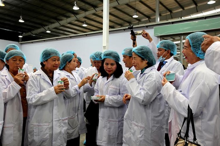 Bà Men Sam On - Phó thủ tướng chính phủ Vương quốc Campuchia cùng khách mời uống thử những sản phẩm sữa đầu tiên do Nhà máy sữa Angkor sản xuất.