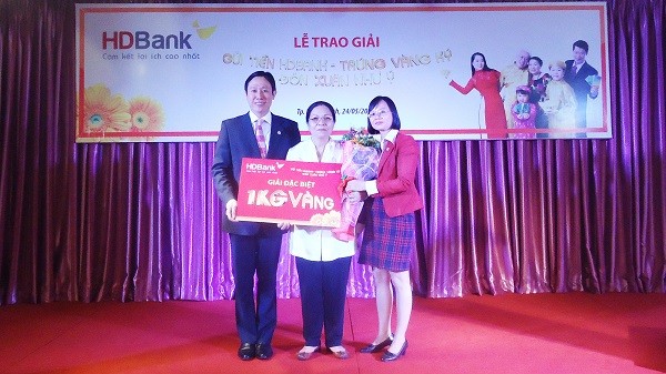 Ông Huỳnh Trung Minh - Phó Giám đốc Khối KHCN Hội sở trao thưởng cho cô Hồ Thị Thạch Đông.
