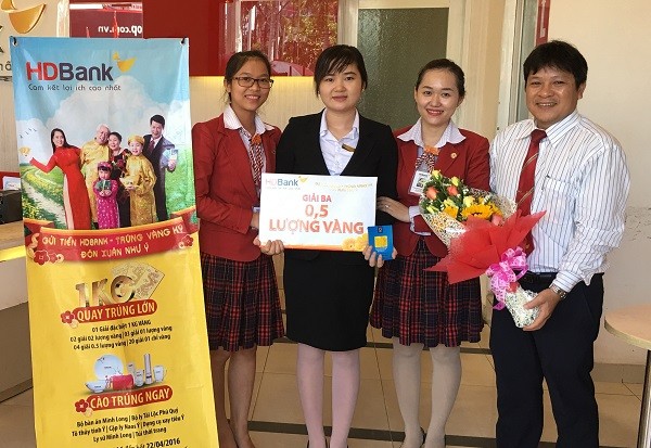 HDBank Nha Trang trao giải Ba trị giá 5 chỉ vàng cho khách hàng may mắn Vũ Thị Mỹ Hoa.