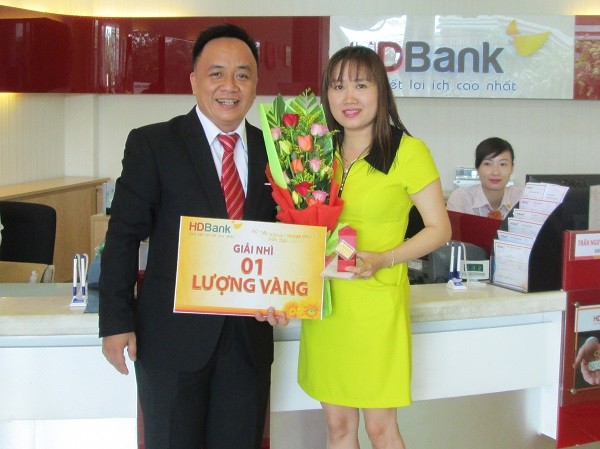HDBank Quang Vinh (Đồng Nai) trao giải Nhì trị giá 01 lượng vàng cho khách hàng Ngô Thị Hảo.