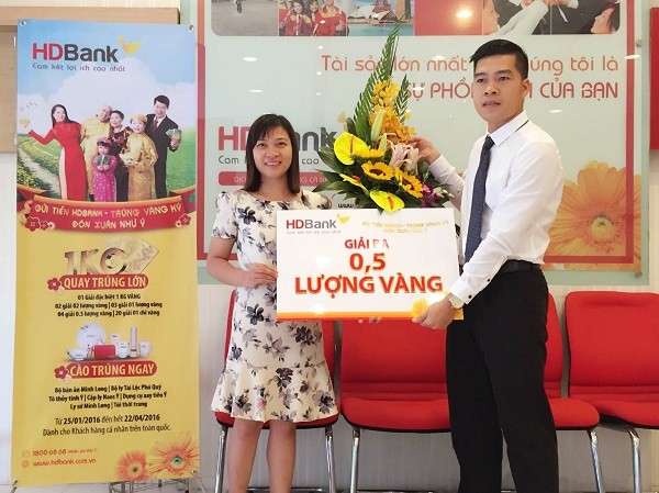 HDBank Linh Đàm (Hà Nội) trao giải Ba 5 chỉ vàng cho khách hàng Bùi Thị Huệ.