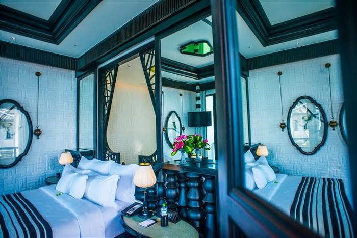 Được thiết kế bởi top 5 kiến trúc sư lừng danh thế giới Bill Bensley, Khu nghỉ dưỡng InterContinental Danang Sun Peninsula Resort kết tinh giữa những giá trị thẩm mỹ, văn hóa đặc trưng của người Việt và sự sang trọng, đẳng cấp theo tiêu chuẩn hàng đầu thế giới.