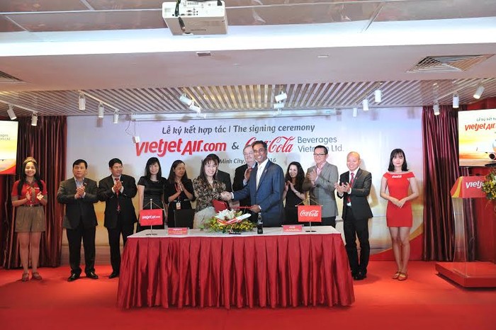 Tổng giám đốc Vietjet, bà Nguyễn Thị Phương Thảo và Tổng Giám Đốc Coca-Cola Toàn Vùng Đông Dương và Myanmar, ông Vamsi Mohan ký kết biên bản hợp tác.