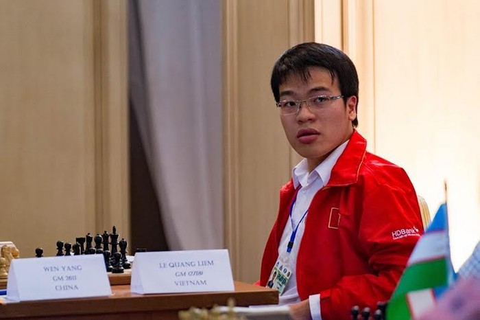 Với chiến thắng quan trọng trước đối thủ nặng ký Sethuraman S.P ở vòng thứ 6, Quang Liêm đạt 5 điểm, quay lại ngôi đầu vừa để mất vào tay Gao Rui một vòng đấu trước đó.